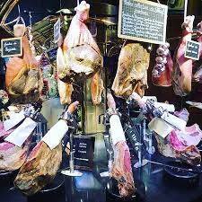 From the middle ages this is how crowned heads and the french aristocracy held their great banquets. Colonne De Langoustes Crevettes Picture Of Les Grands Buffets Narbonne Tripadvisor