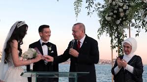 Friends of friends was founded in 2009 as a platform for inspiration and creativity. Schon Wieder Eine Hochzeit Ozil Mit Ehefrau Auf Stippvisite In Berlin N Tv De