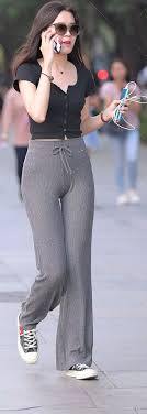 台湾街拍休闲裤骆驼趾大长腿时尚妹子-街拍美女图片大全