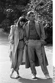 Ce manteau convient parfaitement aux hommes et aux femmes. Annees 1980 En Mode Wikipedia
