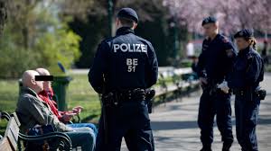 Bei I Am From Austria Nicht Mitgesungen Polizei Erstattet 824 Anzeigen In 2020 Polizei Polizeiautos Beamte