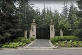 The billionaire amazon ceo, who is currently the richest man in the world, has purchased the home of music mogul. Jeff Bezos Buys Most Expensive Home In La For 165 Million In 2021 Expensive Houses Jeff Bezos House Jeff Bezos