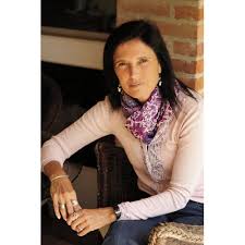 Escritora, guionista de televisión, dramaturga y economista argentina, claudia piñeiro se graduó en economía por la universidad de buenos aires, trabajando como. Lecturapolis Claudia Pineiro Catedrales Es Una Novela Familiar Noir