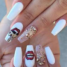 Faux ongles de couleur brun clair légèrement orangé avec 2 accent nails en blanc milky, marbré brun et feuille d'or. 1001 Exemples En Images Du Modele Vernis Semi Permanent Ongle En Gel Modele Ongles Vernis Semi Permanent