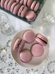 Nelle pasticcerie d'elite, i macarons vengono presentati come dei veri e propri gioielli: Macarons Con Ganache Al Gusto Di Arancia E Rum No Cheese Please