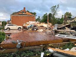 Thinking about everyone in chicago's suburb of woodridge & naperville — strong tornado and at least 6 people injured. Zxuwqkrb6k Aum