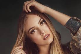 Le sue misure sono quasi perfette. Chi E Ana Mena La Cantante Che Duetta Con Riki A Sanremo 2020