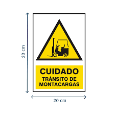 Rótulos de peligro por izaje: Un operador de almacén en Arequipa asegurando la visibilidad de una Advertencia de carga colgante cerca de una zona de montacargas.