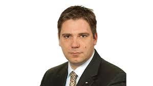 Avie holt sich Linda-Manager