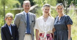 Esgotados os filhos e netos do príncipe charles, seu irmão andrew, terceiro filho da rainha aos 29 anos, eugenie fecha a lista das 10 pessoas na linha de sucessão da rainha elizabeth 2. Os 2 Filhos Do Principe Edward Nao Sao Seus Jovens Da Realeza Eles Sao Realmente Muito Normais As Melhores Dicas Em Entretenimento Moda Beleza Fitness E Comida E A Capacidade
