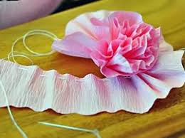 Cara anda hanya tinggal membuat bulatan dari kertas krep warna pink, lalu tutupi dengan tiga kelopak, dan lapisi bagian bawahnya dengan dahan dari kertas krep warna hijau. Cara Membuat Bunga Dari Kertas Lengkap Dengan Gambar