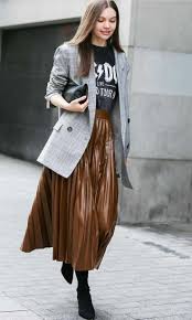 Blazer Oversize T Shirt Schwarze Stiefeletten Herbst Outfit Ideen Plisseerock Kombinieren Modetrends Plisseerock Outfit Outfit Ideen Schwarze Stiefeletten
