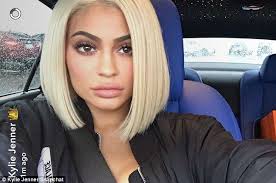 Kylie Jenner Dons Short Wig As She Flashes Gym Honed Abs Dailymail Kylie Jenner Blonde Hair Kylie Jenner Short Hair Kylie Jenner Blonde