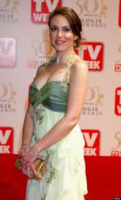 November 2008 war banas fünf wochen lang in der rolle der libby kennedy in der australischen seifenoper neighbors zu sehen, nachdem kym valentine wegen krankheit eine vorübergehende pause einlegen musste. Neighbours Star Kym Valentine Suing Soap Over Alleged Sex And Disability Discrimination Huffpost Uk