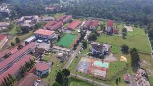Bukit larut (maxwell hill) eteğinde yer almaktadır. Seratas Sekolah Menengah Sains Raja Tun Azlan Shah