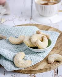 Vanillekipferl Der Klassiker Wird Vegan Und Ich Etwa Auch Rezept In 2020 Vanillekipferl Vegan Vanillekipferl Vegane Weihnachtsplatzchen