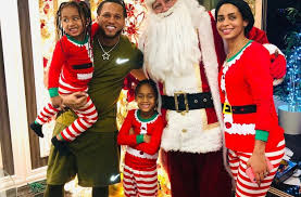 «buscamos familia con hijos para vivienda a estrenar de 85 metros cuadrados en tabanera de cerrato y que se ocupe de la nueva tienda de ultramarinos que hay debajo». El Alfa Se Establecera En Miami Junto A Su Familia Seria Vecino De Anuel Aa Mas Vip