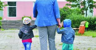 Un asistent maternal câştigă, în. Campanie De Recrutare Cum ObÅ£ii Atestatul De Asistent Maternal Ce Salariu Primesti DacÄ Iei Copii In Plasament