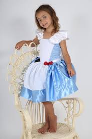 Dans les magasins de tissus, cherchez des patrons de robe bouffante à coudre le déguisement d'alice aux pays des merveilles trompe l'œil au niveau du col qui donne l'impression qu'il y a une robe en dessous.envie de réaliser un patron couture robe alice au pays des merveilles sur mesure, alors scrutez les jolis patrons pour fabriquer le modèle qui vous ressemble, Deguisement Enfant Alice Au Pays Des Merveilles Robe De Conte De Fee Costume De Princesse Cadeau De Noel Anniversa Flower Girl Dresses Dresses Girls Dresses