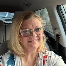 Elli Klein's Instagram, Twitter & Facebook