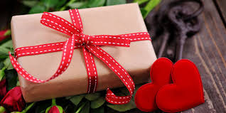 Valentine's gift is a very essential thing and i think everyone gives a gift on this day so you should buy too but confusion starts on the selection of right gift that show your personality to her in a very positive way. Top 10 Valentine S Gifts For Your Girlfriend Gift Ideas Roses