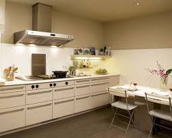 Cocinar a la plancha consiste en poner en contacto el alimento, durante un breve espacio de ¿que necesitamos para pasarlos por la plancha comme il faut? Una Cocina Con Office Y Zona De Plancha