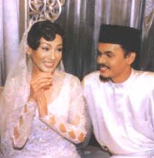 Bekas isteri yusry abdul halim yang kini merupakan isteri kepada engku emran, erra fazira telah mengucapkan tahniah kepada bekas suaminya itu dan lisa melalui twitter beberapa jam lepas malah turut mendoakan pasangan ini akan mendapat anak yang comel. Yusry Bin Abdul Halim Dan Erra Fazira