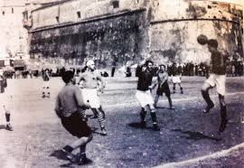 1930 Une Partie De Football Sur La Place D Armes Bastia Photos Anciennes Photos