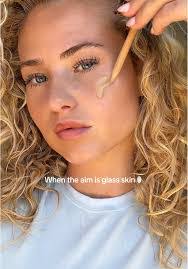 Alicia Deere's Instagram, Twitter & Facebook