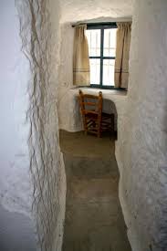 Cueva situada en cuevas del campo, con un salón con chimenea, un gran comedor, 1 dormitorio y 5 habitaciones más. Las Casas Cuevas De Al Jatib En Baza El Hombre Que Viaja
