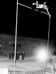 Άλμα επί κοντώ ουσ ουδουσιαστικό ουδέτερο. To Prwto Pagkosmio Rekor Ellhna A8lhth H Ka8hmerinh