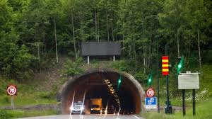 Årsaken var et vogntog som mistet hengeren i tunnelen i morgentimene. Bastofergene Basto Fosen Oslofjordtunnelen Gjenapnet