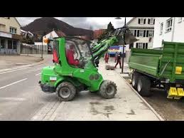 Mini Excavator In Action Avant 635 Children Youtube In 2020 Mini Excavator Excavator Diy Raised Garden