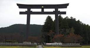 鳥居を立てる風習は、神社の建物がつくられるようになる前から存在した 。 古来日本では、屋根のない門という意味で「於上不葺御門（うえふかずのみかど）」ともいった。 中国の「華表 」の訳を鳥居とするので、過去には漢文で「華表」と記したこともあったという 。 Https Xn Kx8az2i36lupjdj1anga468t Jinja Tera Gosyuin Meguri Com E9 9d 96 E5 9b Bd E7 A5 9e E7 A4 Be E3 83 Bb E5 A2 83 E5 86 85 E3 81 Ae E8 A6 8b E3 81 A9 E3 81 93 E3 82 8d E9 9d 96 E5 9b Bd E7 A5 9e E7 A4 Be E3 80 8c E7 Ac Ac E4 B8 80 E9 B3 A5 E5 B1 85 Ef Bc 88 E5 A4 A7 E9 B3 A5 E5 B1 85 Ef Bc 89 E3 80 8d 467 Html