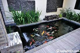 Kolam ikan dinding kaca semi akuarium yang bisa anda coba praktekan dirumah. 8 Cara Membuat Kolam Ikan Koi Dengan Mudah Bisa Dilakukan Sendiri Di Rumah Rumah123 Com