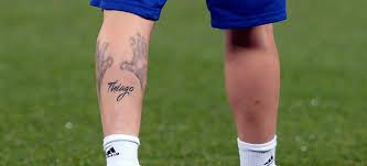 La icónica postal de lionel messi mostrándole a todo el bernabéu su camiseta después de marcar el tanto que le dio al barcelona la victoria por 3 a 2 frente al real madrid se volvió hasta ahí se acercó el joven que mostró el tatuaje a todo color de la pulga. Sergio Ramos Messi Di Maria Los Tatuajes Mas Horteras De Los Futbolistas