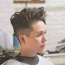 Una certa età sa alla perfezione che i tempi dei capelli sparati verso l'alto, . Capelli Corti E A Punta Tante Idee Per Un Look Sbarazzino