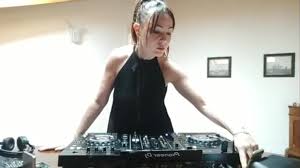 Stephanie from 1pm techno till 2pm hardstyle