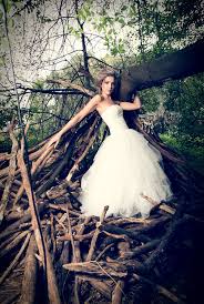 55 bewertung(en) mit 4,11 von 1 bis 5 sternen! Neue Kollektion Neues Shooting Die Braut Im Wald Brautkleid Braut Blumenmadchen Kleid