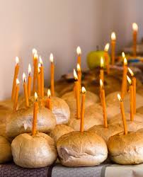 Tot in aceasta zi se imparte si mancare pentru sufletul celor dragi. MoÈii De VarÄ TradiÈii Èi SuperstiÈii Ce Nu E Bine SÄ Faci In Ajunul Rusaliilor Libertatea