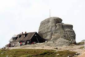 Vârful omu 2505 m este cel mai înalt vârf din munții bucegi şi al 11 lea cel mai înalt vârf ca înălțime din românia. Cum Puteti Ajunge Pe Cel Mai Inalt Varf Locuit Din Romania The Rizzo Boutique Hotel