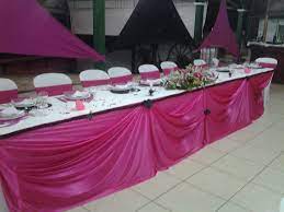 decoration de table mariage decoration fuchsia et noir table d honneur nappe blanche en tissu jupon drape en fuchsia ru table decorations home decor decor