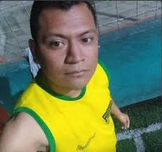 Era agente de la PNC cuyo cuerpo fue localizado calcinado en colonia el  Bosque zona 6 de la cabecera de Retalhuleu. Como Maximiliano Barrios agente  de la Policía Nacional Civil, fue identificado