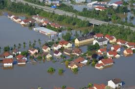 Hochwasser fluss ist überfordert, zu schnell zu große wassermengen, und kein raum zum verbreiten hochwasser was. Hochwasser 2013