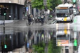 This is filmed today at 17.54 to be precise, right after it stopped raining like hell.this is the result, several streets are flooded for more then 1 hour. Zware Wateroverlast In Antwerpen En West Vlaanderen Belgie Knack