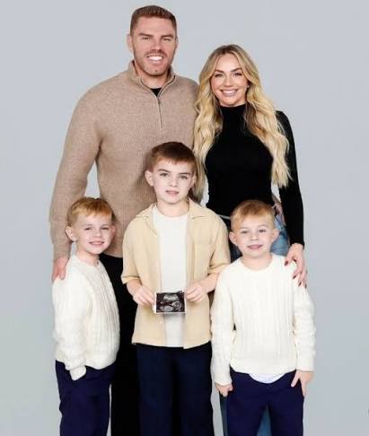 Ngôi sao Dodgers Freddie Freeman và vợ anh, Chelsea, đã thông báo rằng họ đang mong đợi đứa con thứ tư của mình 💙 (qua chelseafreeman5/IG)