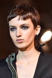 Die haare sind an den seiten und im nacken sehr kurz gehalten (oft nur zwei, drei zentimeter), das deckhaar wird zu. Welche Neuen Kurzhaarfrisuren Passen Zu Meinem Gesicht Vogue Germany