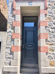 Chaque modèle allie la chaleur, la noblesse et la beauté du bois à l'intérieur avec l'originalité des couleurs de l'aluminium à l'extérieur. Realisation D Une Porte D Entree Sur Mesure Mixte Aluminium Exterieure Et Bois Interieure
