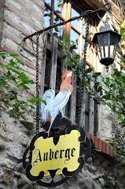 Auberge Du Coq Perouges La Cuisine De Doria Vieilles Enseignes Enseignes Magasin Enseigne Commerciale