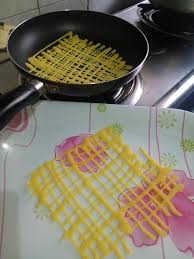 Kedua , asingkan dan tambahkan pewarna yang anda mahu jika anda inginkan roti jala yang perbagai warna. Roti Jala Gerenti Jadi Ikut Adunan Ini Paipkan Dalam Kuali Non Stick Mingguan Wanita